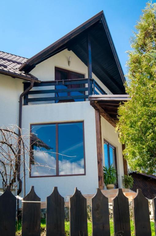 Casa Preto E Branco Moieciu de Jos Exterior foto
